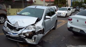 Pai e filha ficam feridos durante colisão entre carros em PG
