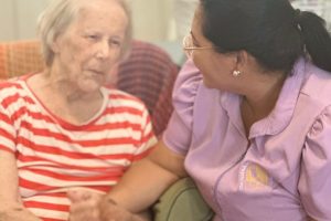 Home care se torna alternativa de segurança para idosos