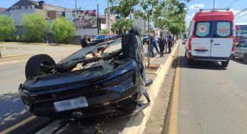 Motorista capota carro após colidir na traseira de outro em Ponta Grossa