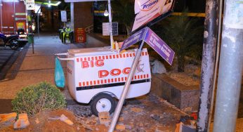 Colisão entre dois veículos quase atinge vendedor de cachorro-quente no centro de PG