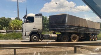 BR-376 é bloqueada após caminhão fazer “L”