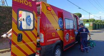 Motociclista tenta ultrapassagem e atropela pedestre na Avenida Monteiro Lobato
