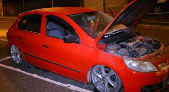 Motor de carro sofre pane e pega fogo na Avenida Vicente Machado
