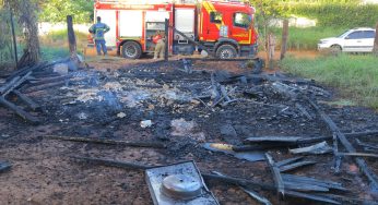 Incêndio destrói residência de madeira em Ponta Grossa