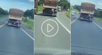 Vídeo: ciclista é flagrada pedalando ‘colada’ em caminhão na BR 373 e PRF faz alerta
