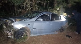 Carro capota na PR-151 e dois jovens ficam feridos em Castro
