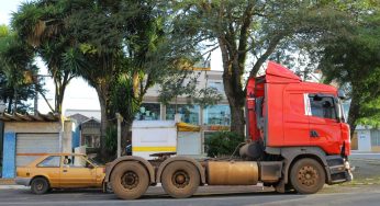 Mulher fica ferida após cair na lateral de caminhão em avenida de PG