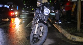 Motociclista tenta atravessar no meio de veículos no sinal, colide e acaba ferido em PG