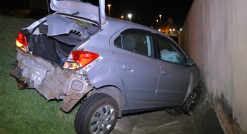 Carro atinge muro após colisão traseira em rotatória de PG. Motoristas estavam embriagados