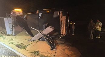 Jovem fica gravemente ferido após caminhão tombar na PR-151