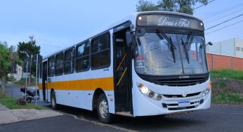 Após denúncias de falta de segurança, ônibus escolar da APAE continua prestando serviço