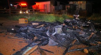 Incêndio destrói residência de madeira em bairro de Ponta Grossa