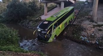 Ônibus sai de pista, cai em rio e quatro pessoas ficam feridas na BR-376 em Ponta Grossa