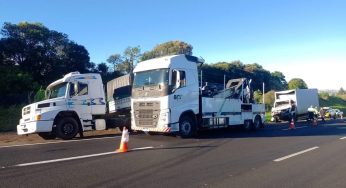 Colisão entre caminhões deixa motorista ferido na PR-151