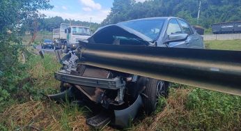 Mulher morre após carro colidir com barreira metálica na BR-376