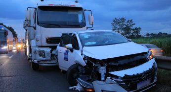 Engavetamento na BR-376 faz carro ser prensado contra traseira de caminhão