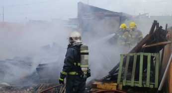 Incêndio consome residência de madeira no Colônia Dona Luíza em PG