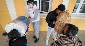 Projeto Motirõ leva teatro lambe-lambe de lendas brasileiras às escolas de Ponta Grossa
