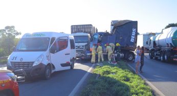 Vítimas ficam presas em ferragens após grave acidente na BR-376