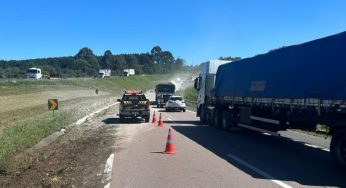 Caminhão derruba sacos de cimento e interdita BR-277