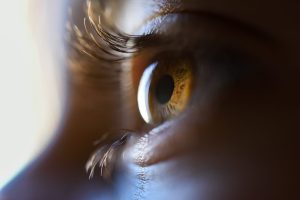 Tratamento para miopia corrige visão sem cirurgia invasiva