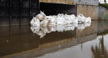 Prefeitura usa sacos para fechar comportas que ‘protegem’ Porto Alegre