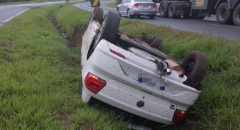 Carro capota em canteiro central da PR-151 e mobiliza equipes