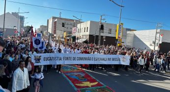 Fiéis lotam as ruas para procissão de Corpus Christi em Ponta Grossa