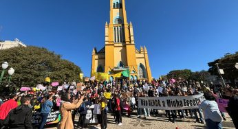 Manifestantes fazem ato contra projeto de terceirização de colégios estaduais em PG