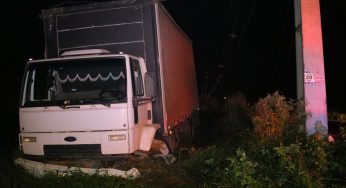 Caminhão colide com poste e causa apagão no ‘Contorno Leste’ em PG