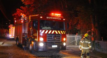 Residência pega fogo em bairro de PG durante a madrugada e moradora passa mal
