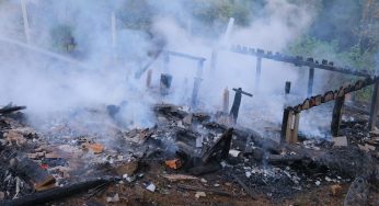 Casa de madeira pega fogo e fica destruída em vila de Ponta Grossa
