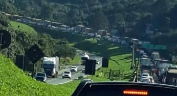 Engavetamento de cinco veículos na BR-277 causa congestionamento e lentidão