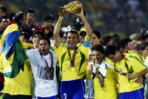 Jogadores da seleção brasileira se reúnem em campo pelo Rio Grande do Sul