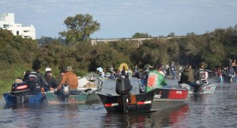 Mais de 40 barqueiros se preparam para procissão de Sant’Ana em Castro. Festa completa 101 anos