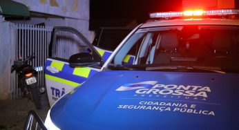 Motociclista sofre fratura exposta após colidir com caminhão estacionado