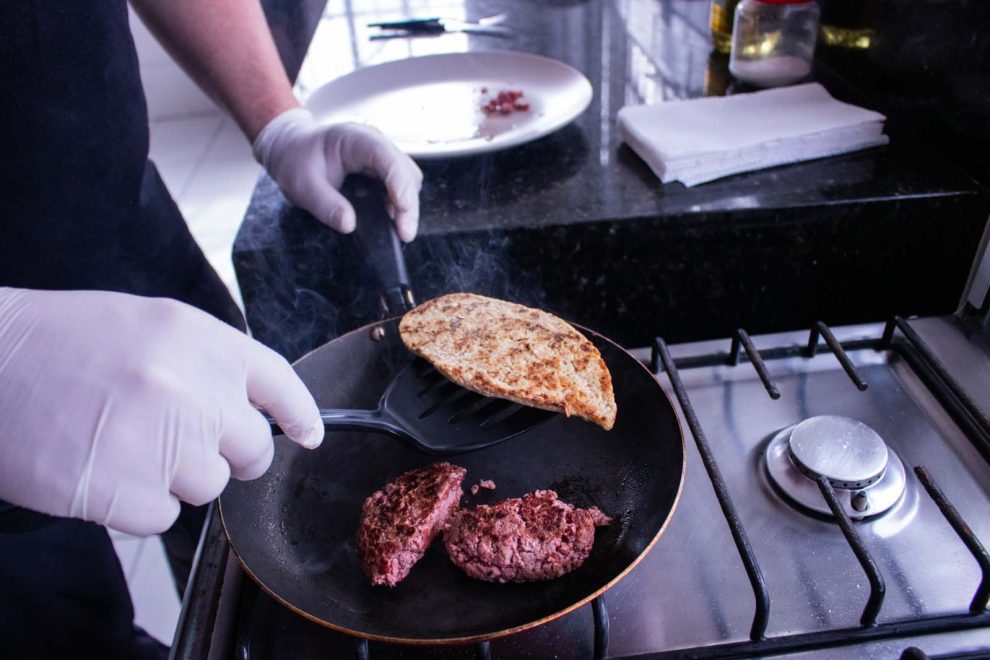 Apoiada pelo Estado, startup paranaense transforma fungos em “carne”