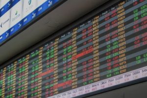 Ibovespa atinge 136 mil pontos e bate recorde histórico