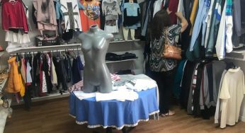 Irmã Sheilla realiza bazar beneficente por itens a R$1