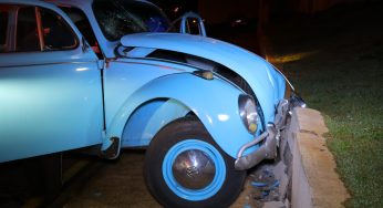 Fusca colide com mureta e dois ficam feridos em vila de Ponta Grossa