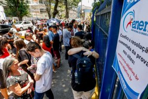 Altas mensalidades freiam a formação de médicos no Brasil!