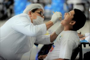 Jovens recebem atendimento odontológico no Dia do Sorriso