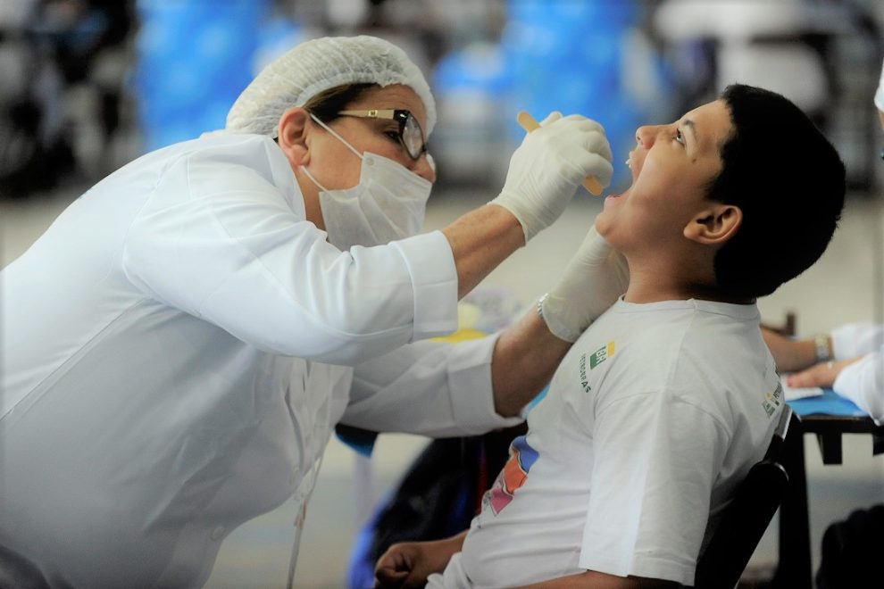 Jovens recebem atendimento odontológico no Dia do Sorriso