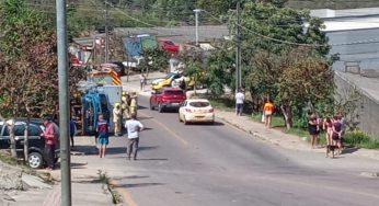 Caminhão tomba sobre motocicleta no bairro de Uvaranas