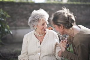 Setembro Lilás: lei garante cuidado integral ao Alzheimer