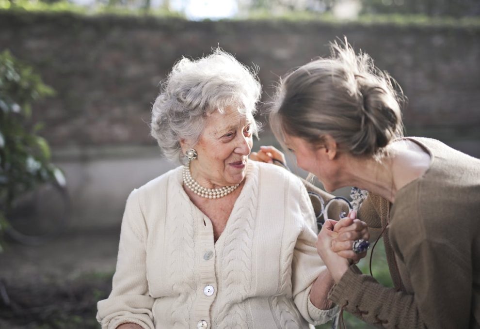 Setembro Lilás: lei garante cuidado integral ao Alzheimer