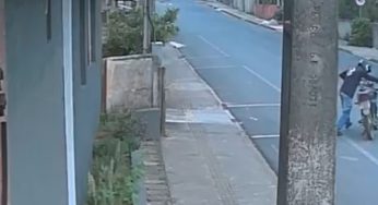 Vídeo: Polícia prende dois rapazes por furto de moto na região