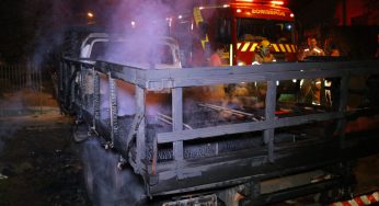Caminhão pega fogo durante a madrugada e fica destruído em vila de Ponta Grossa