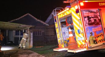 Casa de alvenaria pega fogo e bombeiros são acionados em Ponta Grossa