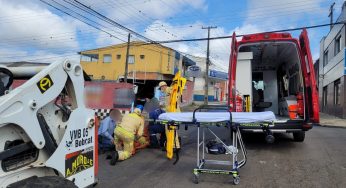 Trabalhador é atropelado por máquina em rua de Ponta Grossa
